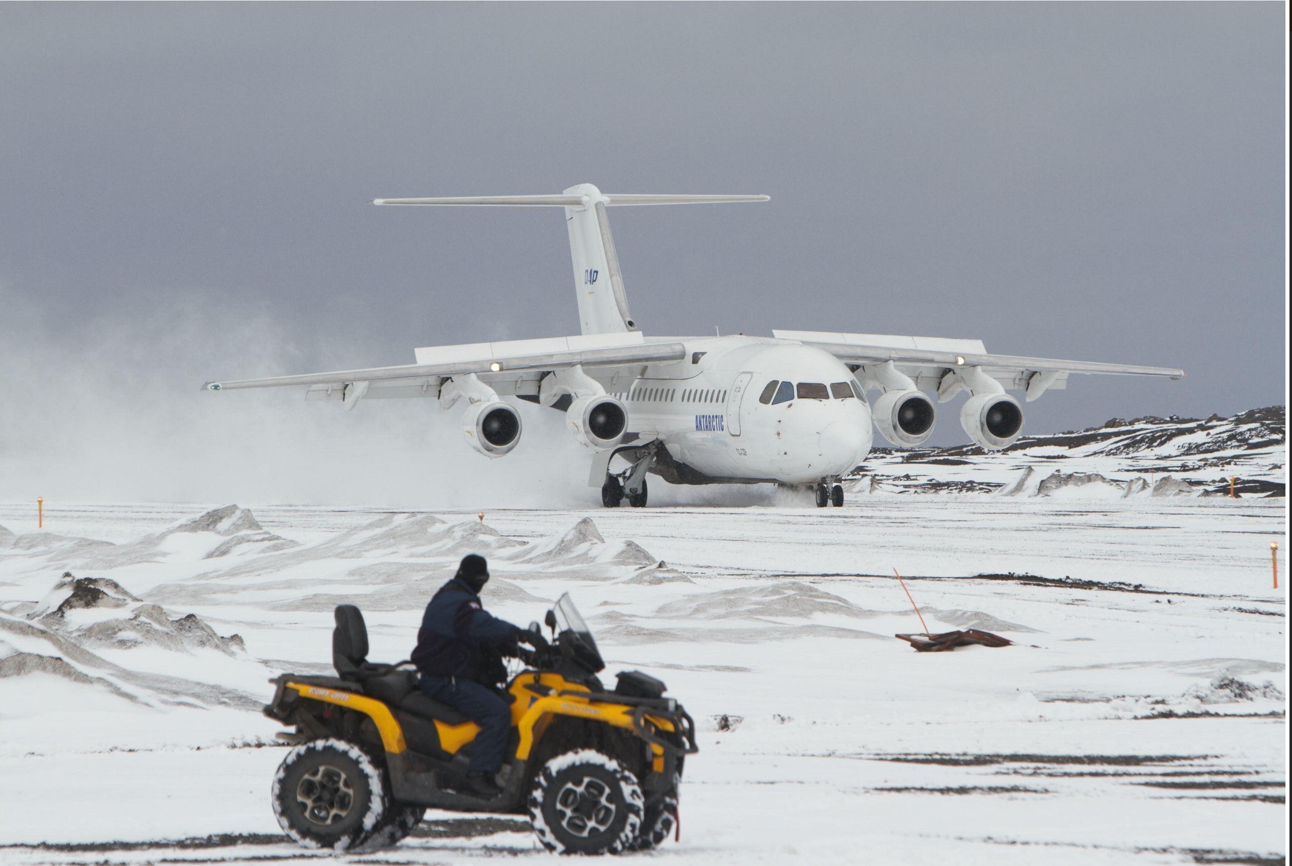 Flugzeug landet in der Antarktis
