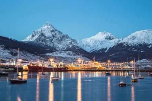 Fantastische Blick auf Ushuaia Stadt bei Nacht