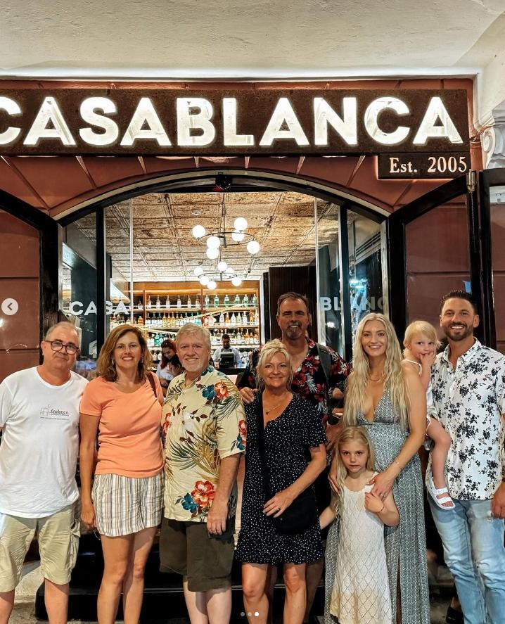 Gruppe vor Restaurant Casablanca