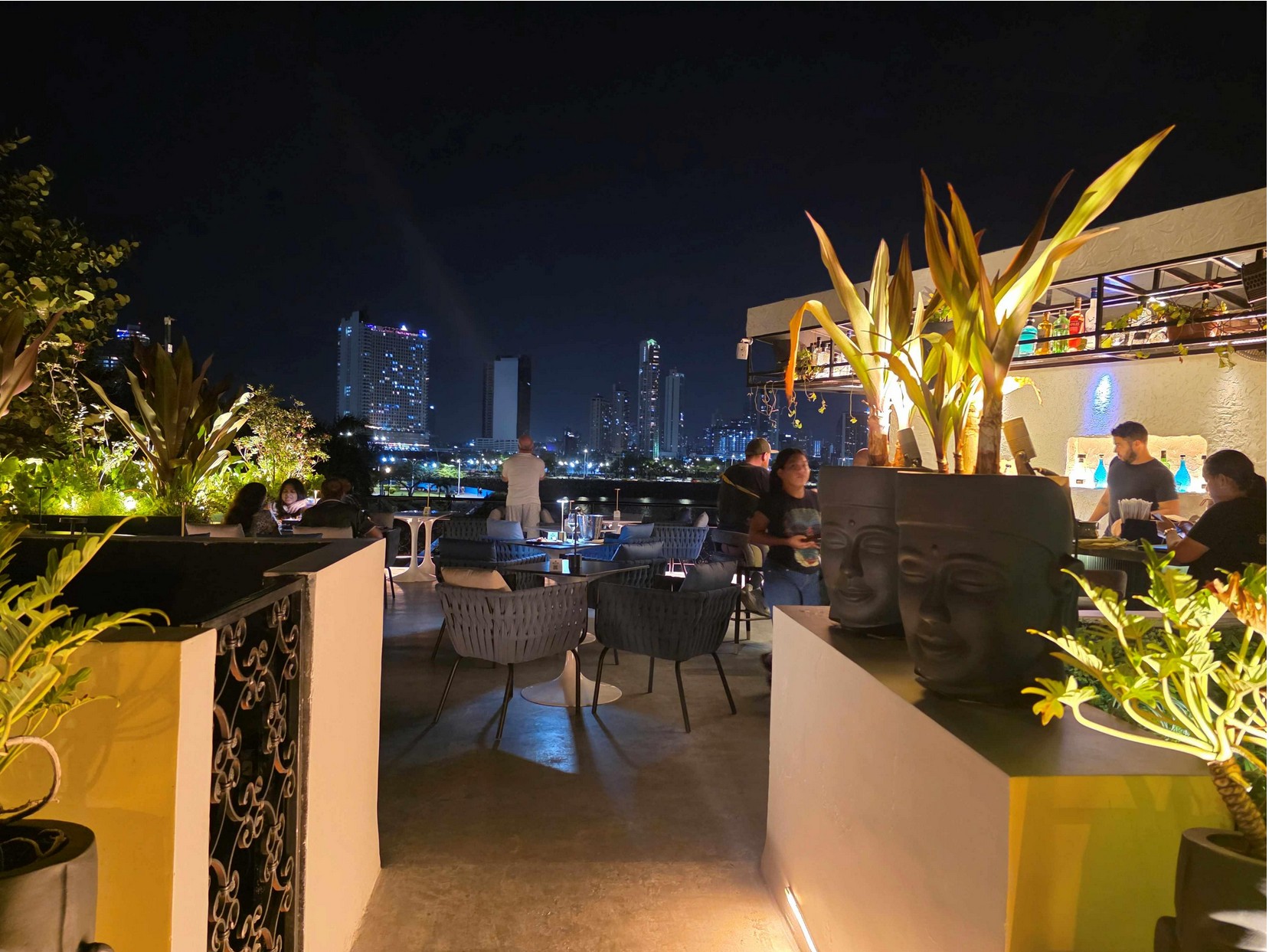 Bar abends in Panama City