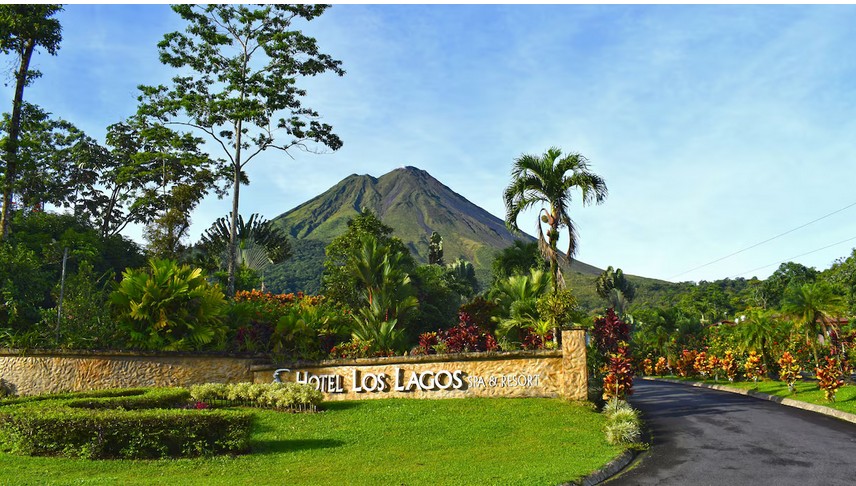 Hotel Los Lagos SPA und Resort El Arenal Aussenansicht mit Hotelnamen