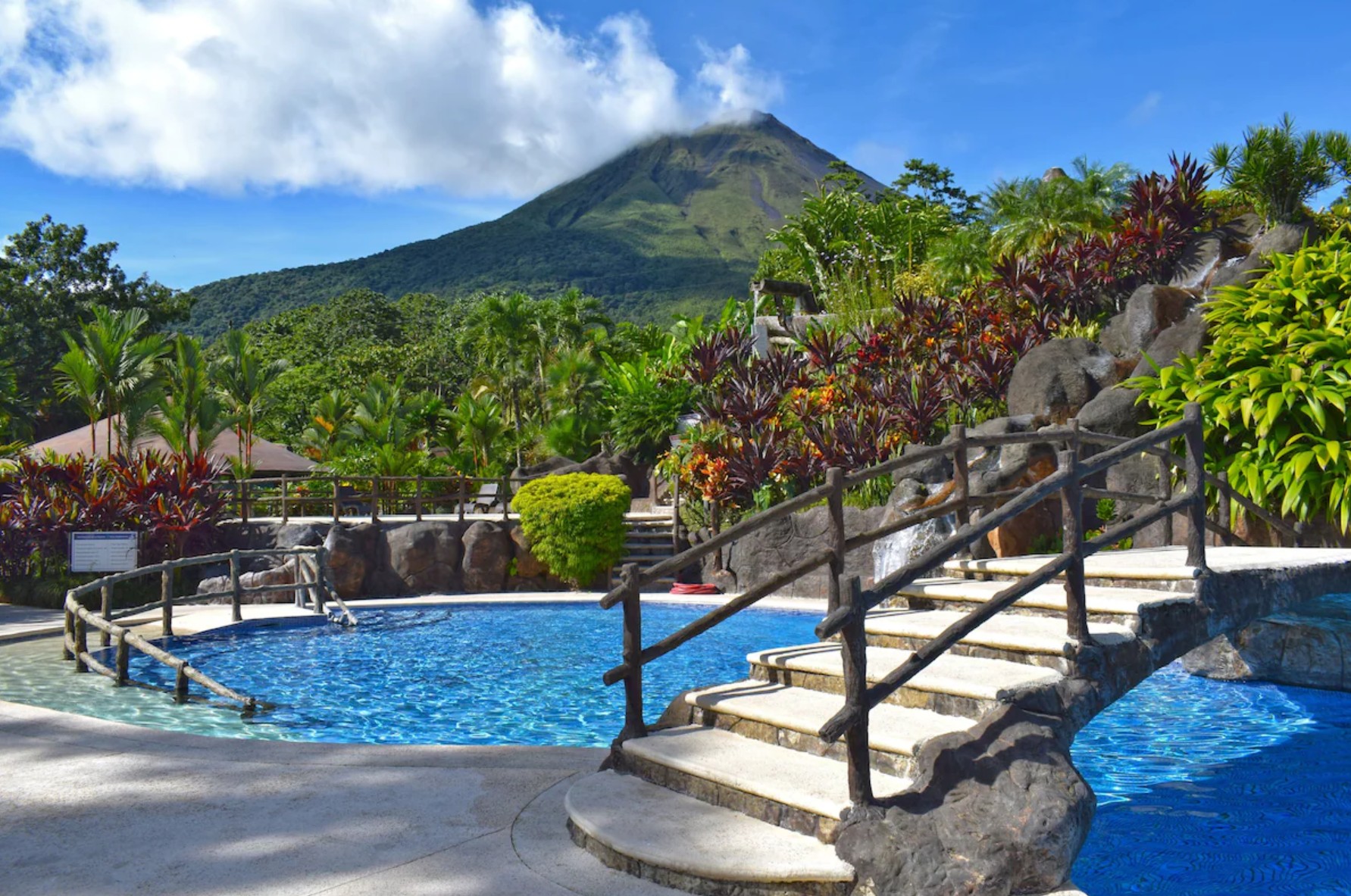 Hotel Los Lagos SPA und Resort El Arenal tolle aufnahme mit Vulkan und pool