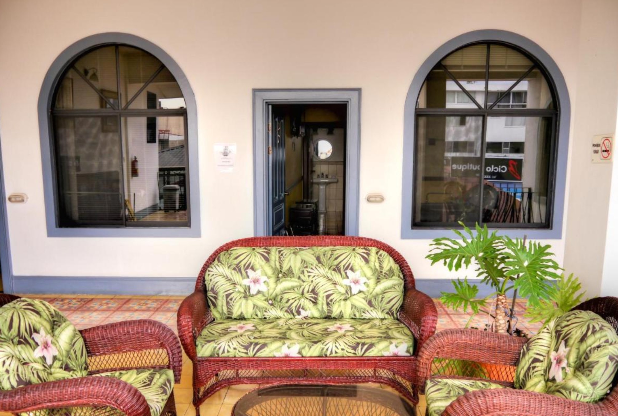 Hotel Santo Tomas San Jose Sitzgruppe mit Pflanze