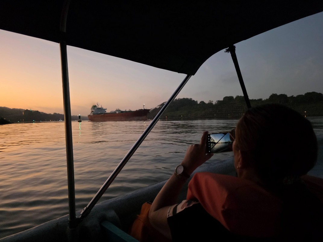 Panamakanal tour fruh  morgens grosses Schiff