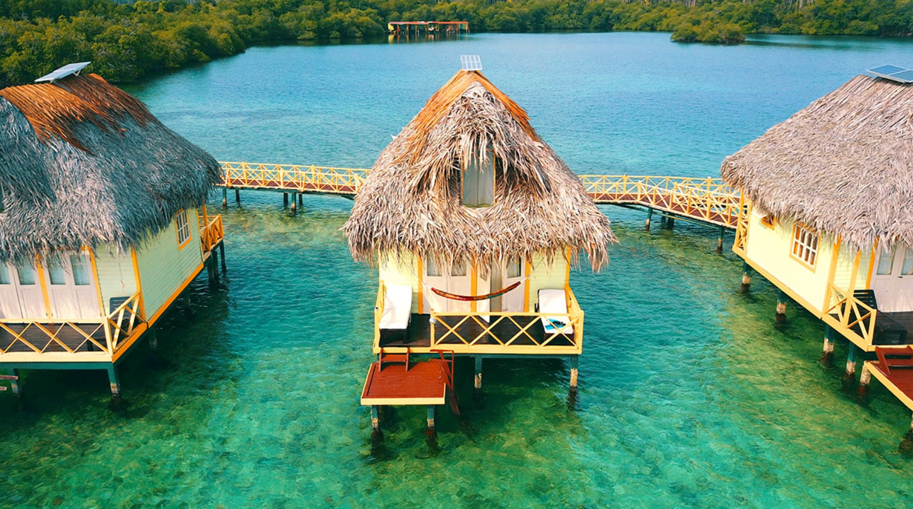 Punta Caracol 1 aussenaufnahme drei bungalows