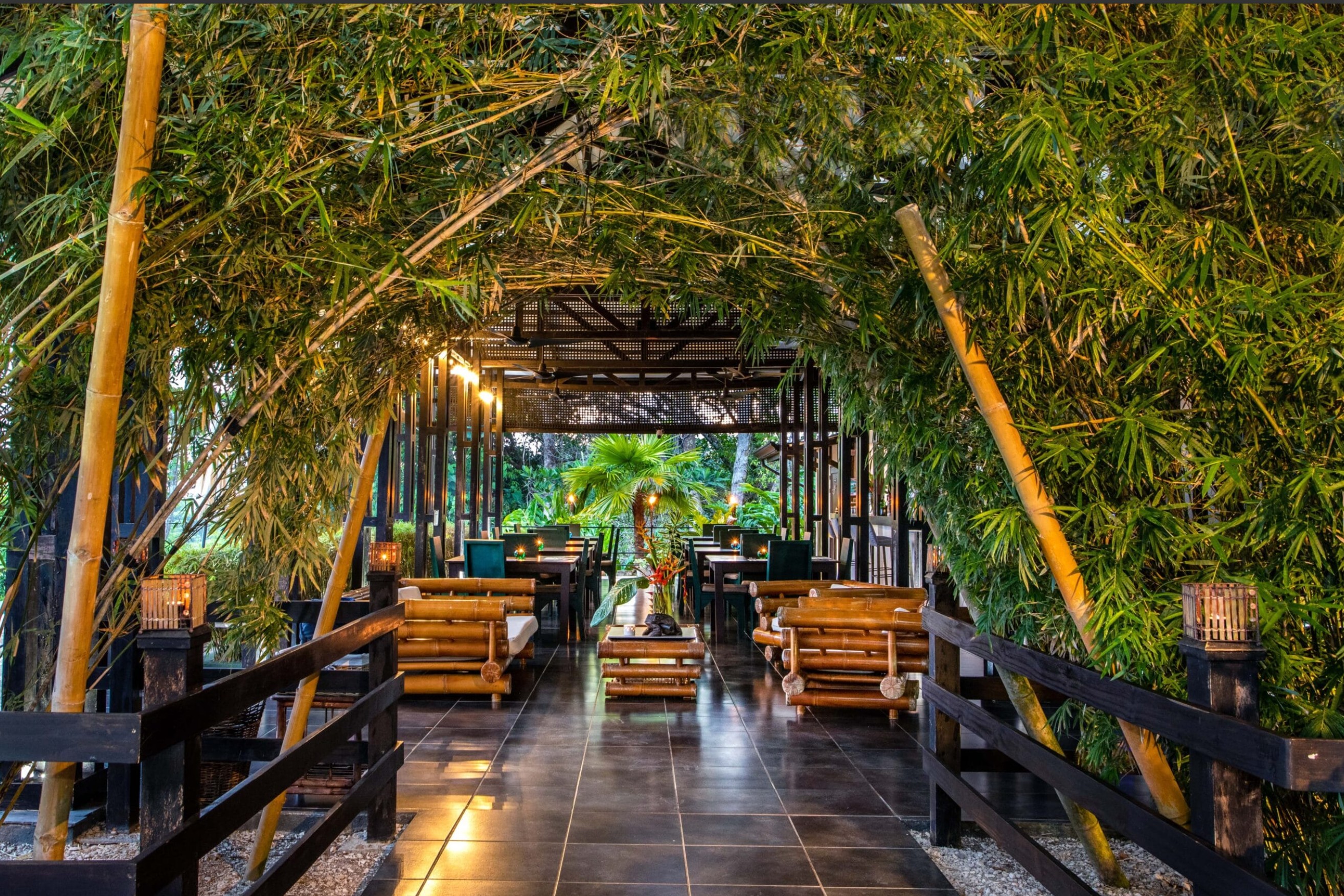Tiki Villas Rainforest Lodge Gang zum Restaurant