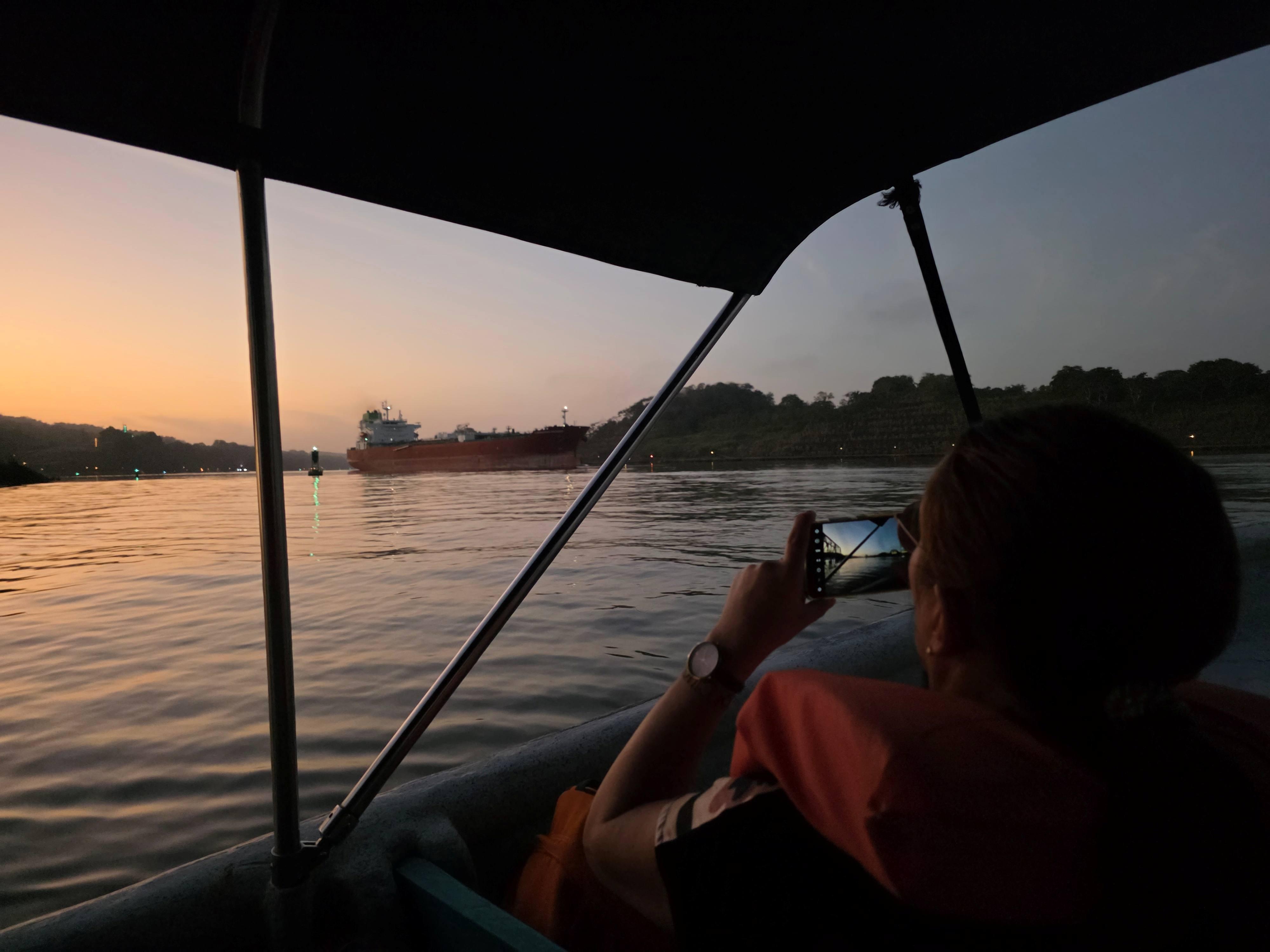 früh morgens auf dem Panama Kanal