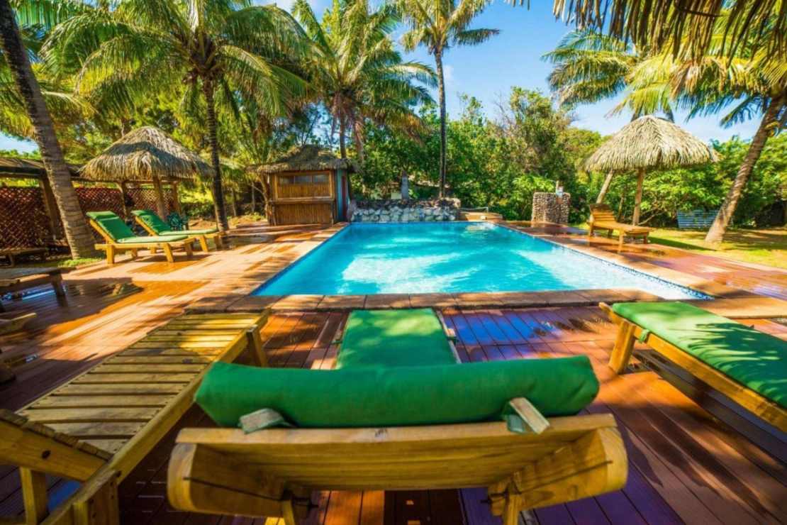 Área de piscina Hotel Tahatai, viajes individuales a Isla de Pascua, viajes a Chile, Hotel Chile