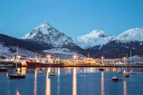 Fantástica vista de la ciudad de Ushuaia de noche