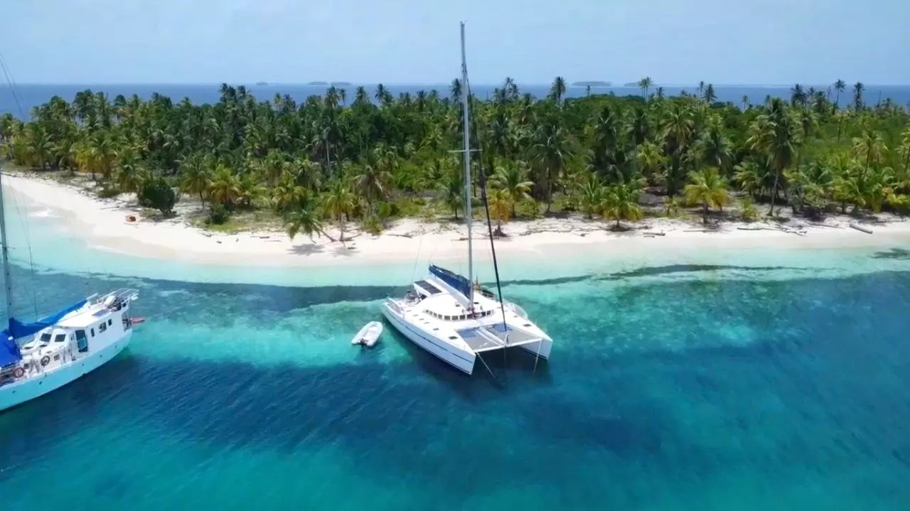 Excursión en catamarán exterior Panamá 1