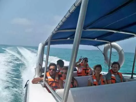 Tag 13 Speedbootfahrt nach Isla Mucura low
