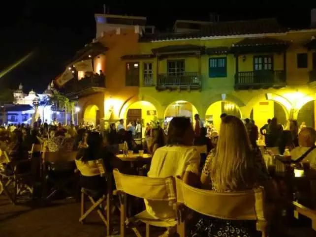 Gran ambiente foto Cartagena por la noche baja