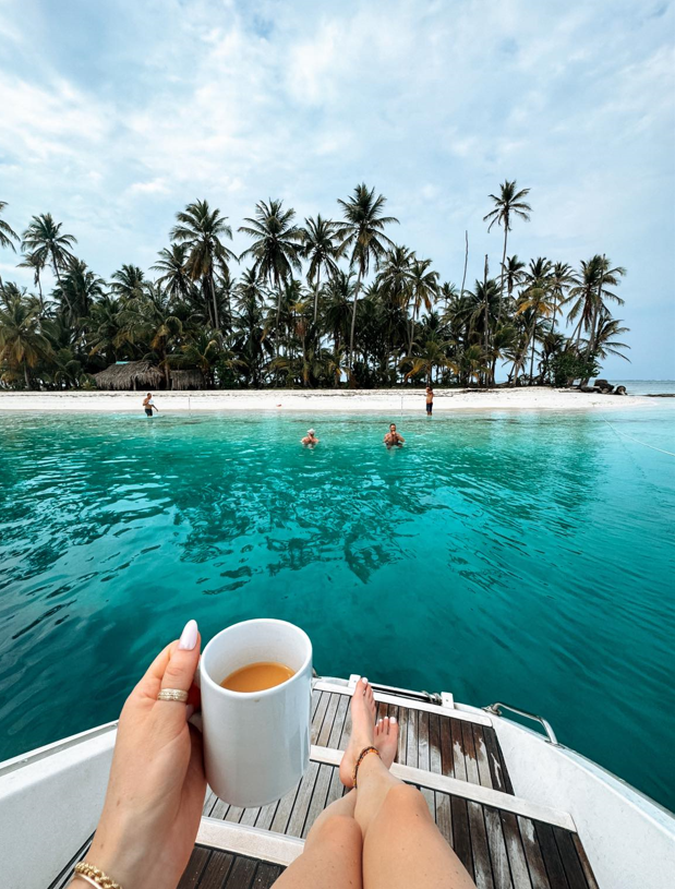 con taza de café vista de la isla de San Blas
