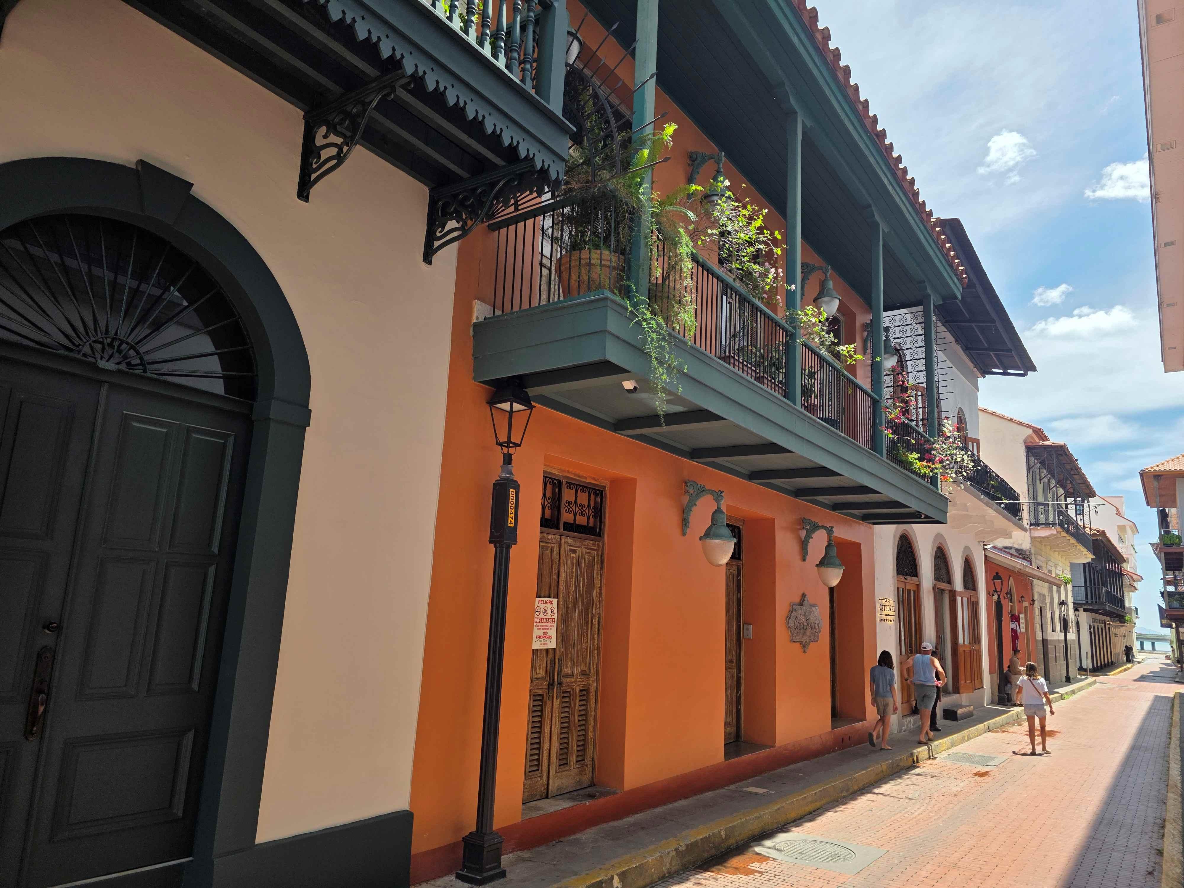 schoene koloniale Straße in Panama City