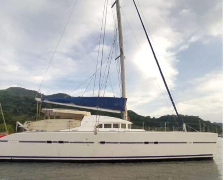 vue extérieure du catamaran latéral panama voyage