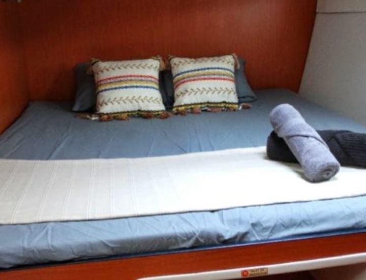 doppelbett im katamaran panama reise