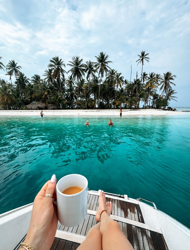 mit Kaffeetasse blick auf San Blas insel